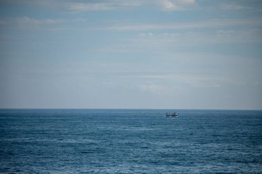 Suyun üstünde giden balıkçı teknesinin manzara görüntüsü.