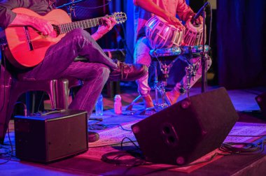 Sahnede gösterilen sanatsal performans