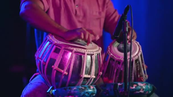 Künstler Beim Spielen Von Tabla Drums Gesehen — Stockvideo