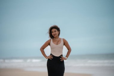 Sahilde görülen güzel genç bir kadın.