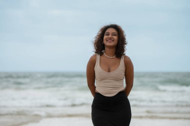 Kumsalda gülümseyen mutlu kadın