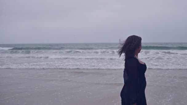 Kvinna Promenader Ensam Längs Stranden — Stockvideo