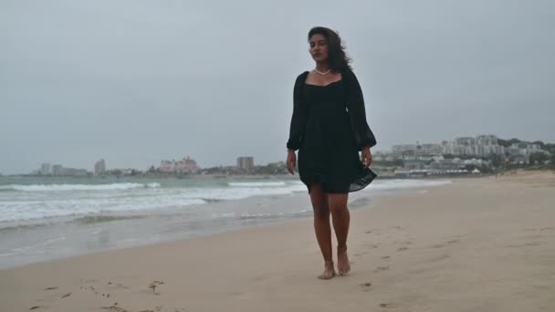 Vacker Kvinna Sett Ensam Stranden — Stockvideo