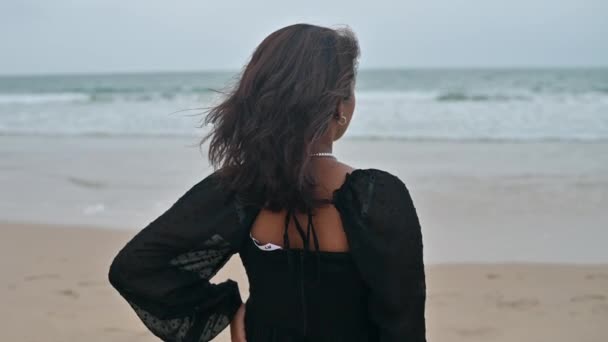Ung Kvinna Sett Tittar Havet — Stockvideo