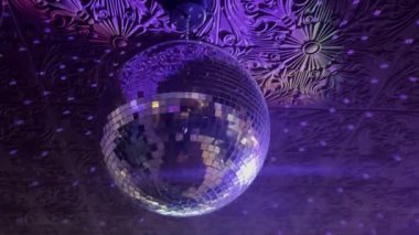 Tavandaki disko topunun düşük açılı görüntüsü 