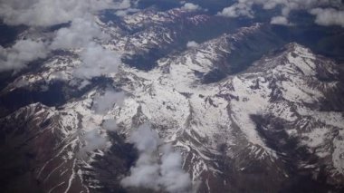 Bulutlu Rocky Dağları 'nın havadan görünüşü 