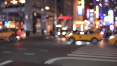 Gece şehirde sarı taksiler görüldü. 