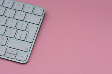 Bilgisayar klavyesinin yakın çekim görüntüsü