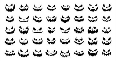 Cadılar Bayramı gecesinde balkabağı oymak için korkunç hayalet yüz..