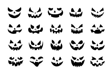 Cadılar Bayramı gecesinde balkabağı oymak için korkunç hayalet yüz..