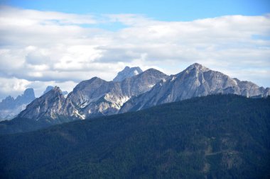 Herrstein Dağı, Schwalbenkofel ve Daumkofl. Arka planda Croda Rossa di Cortina ile yaz öğleden sonra ışıkları.