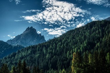 Pollice Dağı 'nın zirveleri, 2259 metre, vadi ormanlarının üzerindeki gökyüzüne yükselir. HDR resmi