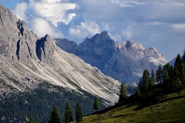 Croda Scabra 'nın yamaçlarında Prato Piazza girişinde Monte delle Rondini ve Campo Cavallo Grande ile birlikte.