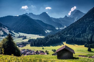 Güneşli bir yaz gününde Picco Vallandro ve Monte Lungo ile Braies Vadisi 'nin bir parçası. HDR resmi