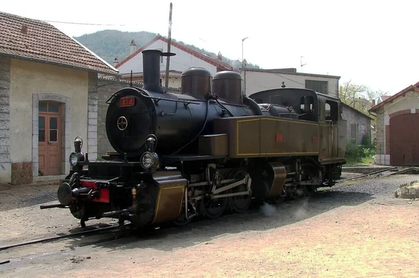 一座富丽堂皇的老式蒸汽机车仍然状况良好 能够为维瓦莱旅游列车提供牵引 — 图库照片