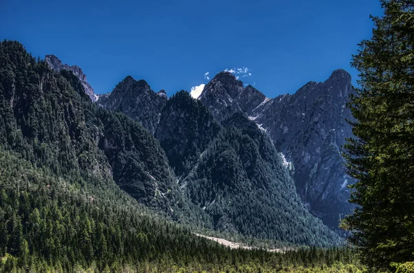 Las Montañas Que Flanquearon Valle Del Landro Cerca Del Lago —  Fotos de Stock