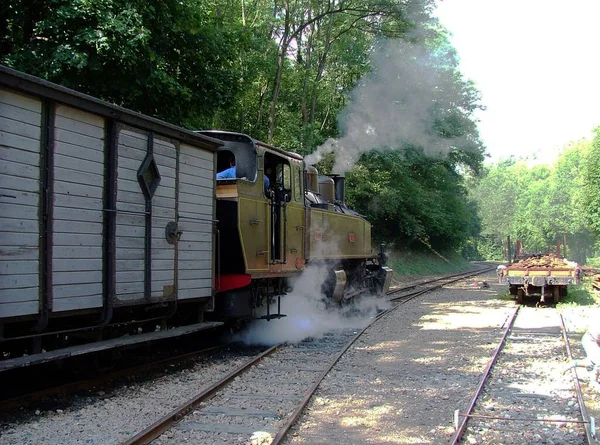 一辆旧蒸汽火车在一个小车站停了下来 等待出发的时刻 — 图库照片
