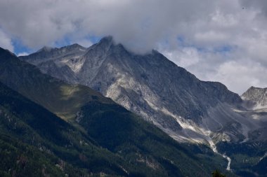 Vedrette di Ries, Anterselva Vadisi 'nin 3000 metre üzerindeki yüksek dağları temsil eder.