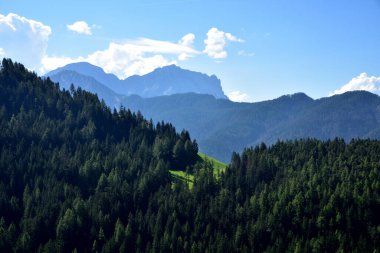Piza dales Nu ve Piza dales Diesc, Passo Furcia 'dan görünen 2968 ve 3026 metrelik Alta Badia dağları.