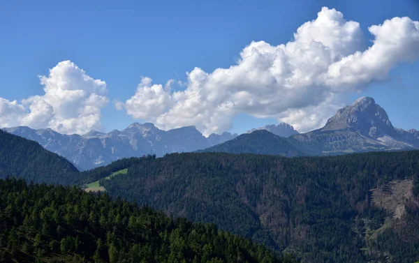 从Passo Furcia看Sass Putia山2875米和Capuziner山2732米 — 图库照片