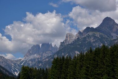 Bir yaz öğleden sonrasında Tre Cime di Lavaredo 'nun üzerinde bir bulut şapkası