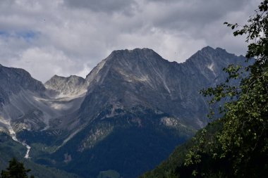 Anterselva Vadisi 'nin dağları, Vedrette di Ries, 3000 metreden fazla kaya kütlesi.