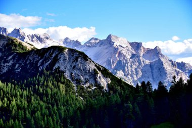 Prato Piazza 'da görülen Cristallo Dolomitic grubunun solgun kayaları.