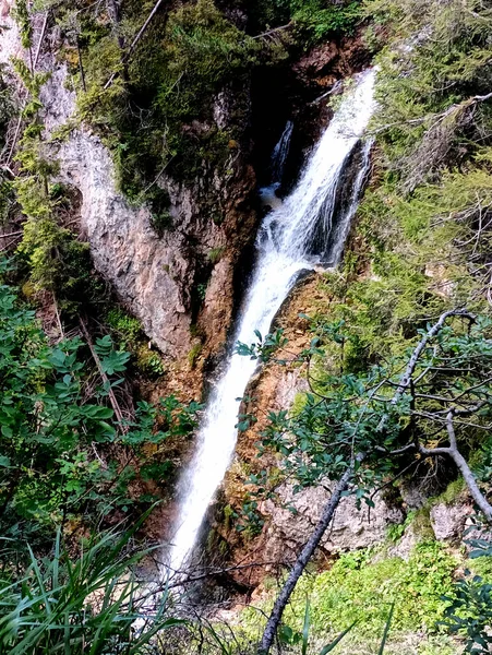 Небольшой Водопад Горного Ручья Овраге Рядом Дорогой Ведущей Перевалу Фальцарего — стоковое фото