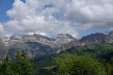 Sella Geçidi 'ne giden yoldan Piz Miara 2965 metreye ve Piz Glabra 2974 metreye bakın.