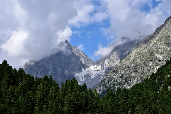 Passo Stalle 'dan yerel dağların manzarası Grande Orecchio Dağı 3101 metrede ve Almerkees buzulu