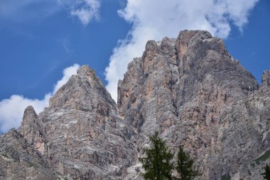 Cristallo grubunun devasa dolomit kayaları, 2944 metre yüksekliğinde.