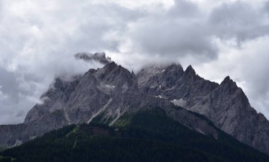 Fiscalina Vadisi 'nin başındaki Sesto Pusteria' lı Croda Rossa 'nın kayalıklarında bulutlu bir gün.