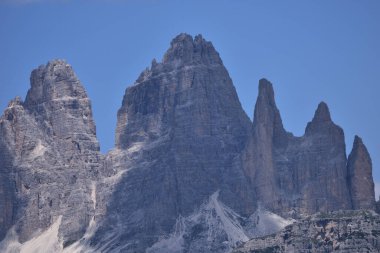 Dolomitlerin sembolü Tre Cime di Lavaredo. Bu kayaların denizden yükseldiğini düşünmek...