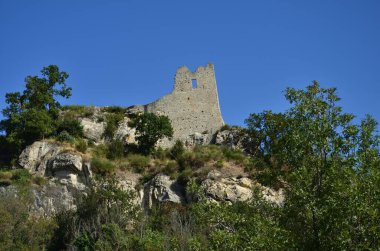 Enza nehri vadisine hakim olan Reggio Emilia Apennines 'deki bir uçurumun üzerindeki Canossa kalesinin kalıntıları.