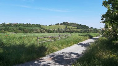 Puianello Köprüsü 'nden Vezzano Konsolosu Crostolo' ya giden yaya yolu. Arka planda Puianello Mucciatella Kilisesi var.