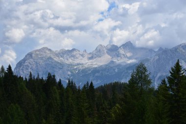 Tre Croci 'den Cadore Dolomitleri 2654 metrelik Croda Alta di Somprade, 2675 metrelik Cima dei Camosci ve 2716 metrelik Torre Augusto ile geçtiler.