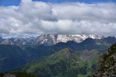 Dolomitlerin Kraliçesi, Marmolada 3343 metre yüksekliğinde, değişken bir yaz gününde bulutlarla kaplı.