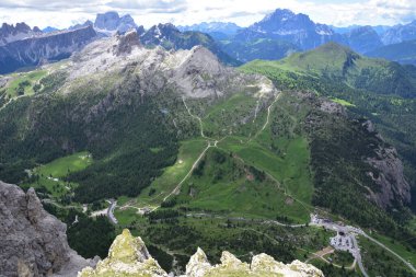 2756 metredeki Lagazuoi kablosunun gelişini izleyin. Falzarego geçidi ve arka plandaki Pelmo Dağı 3172 metre yüksekliğindeki ve Civetta Dağı 3220 metre yüksekliğindeki.