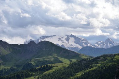 Marmolada (ayrıca Kraliçe olarak da bilinir), Dolomitlerin en yüksek dağıdır ve yüksekliği 3343 metreye ulaşır. Temmuz 2024 'ün sonunda Falzarego Geçidi' nden alınmıştır.