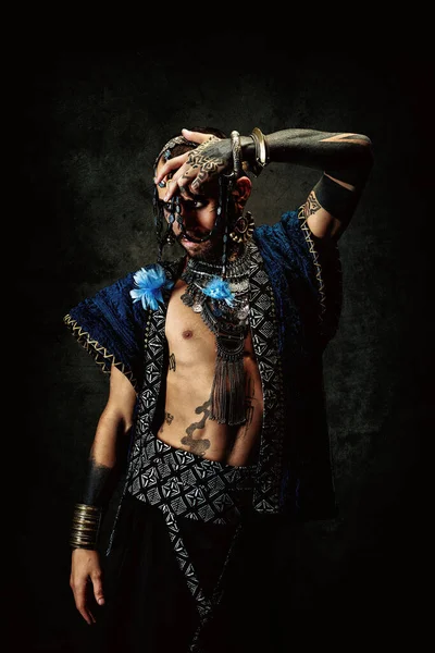 Hombre Barbudo Tatuado Con Ropa Étnica Joyas — Foto de Stock