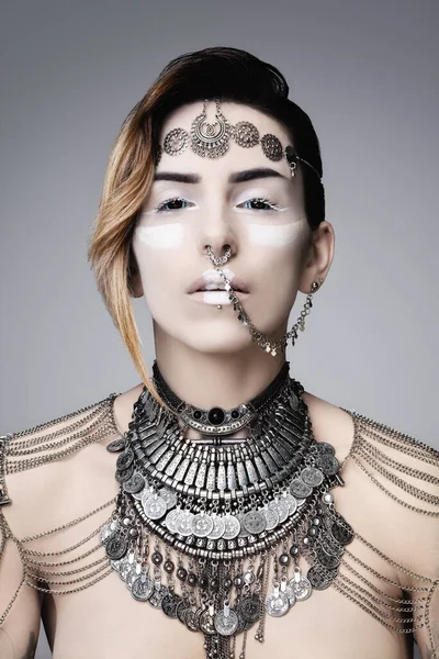 Portret Młodej Kobiety Noszącej Etniczną Biżuterię — Zdjęcie stockowe