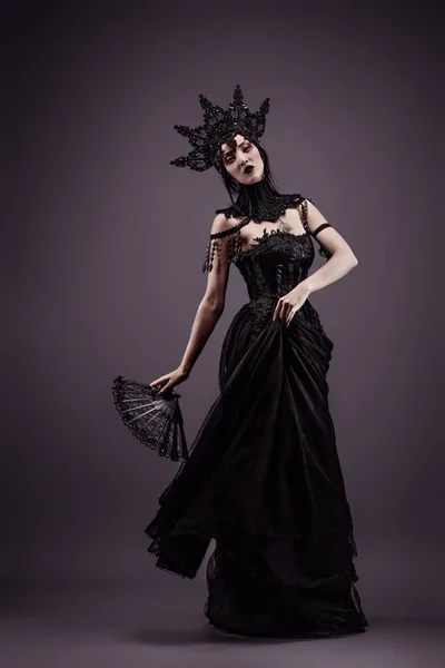 Atractiva Joven Con Vestido Negro Una Corona Abanico — Foto de Stock