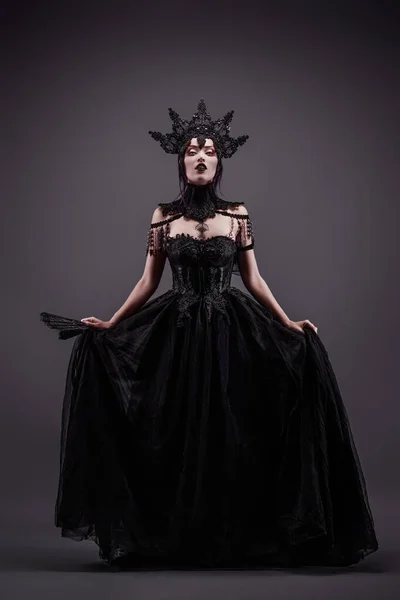 Atractiva Joven Con Vestido Negro Una Corona Abanico — Foto de Stock