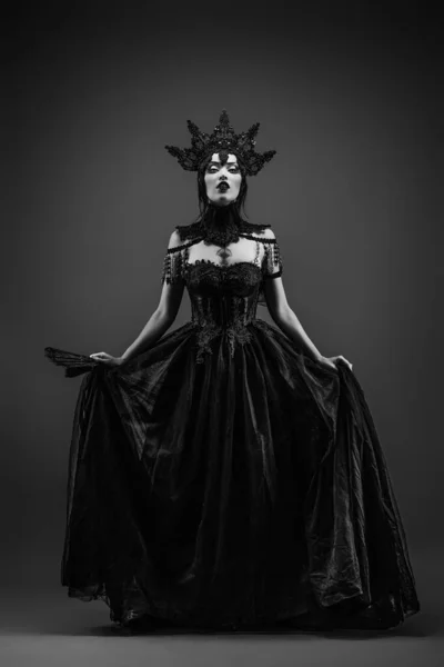 Ελκυστική Νεαρή Γυναίκα Φορώντας Ένα Μαύρο Φόρεμα Ένα Στέμμα Και — Φωτογραφία Αρχείου