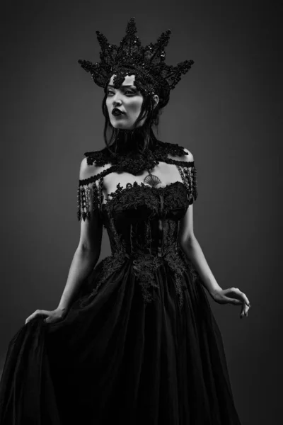 Ελκυστική Νεαρή Γυναίκα Φορώντας Ένα Μαύρο Φόρεμα Ένα Στέμμα Και — Φωτογραφία Αρχείου