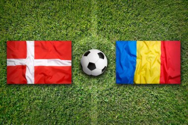 Yeşil futbol sahası Danimarka vs Romanya bayrakları