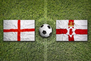 İngiltere, Kuzey İrlanda 'ya karşı yeşil futbol sahasında bayraklar