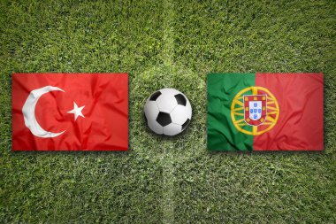 Yeşil futbol sahası Türkiye vs Portekiz bayrakları