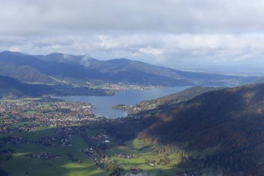 Tegernsee Gölü, Bodenschneid dağı turu, Bavyera, Almanya, ilkbahar zamanı