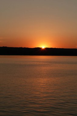 Almanya, Bavyera 'da Ammersee Gölü' nde yaz mevsiminde gün batımı